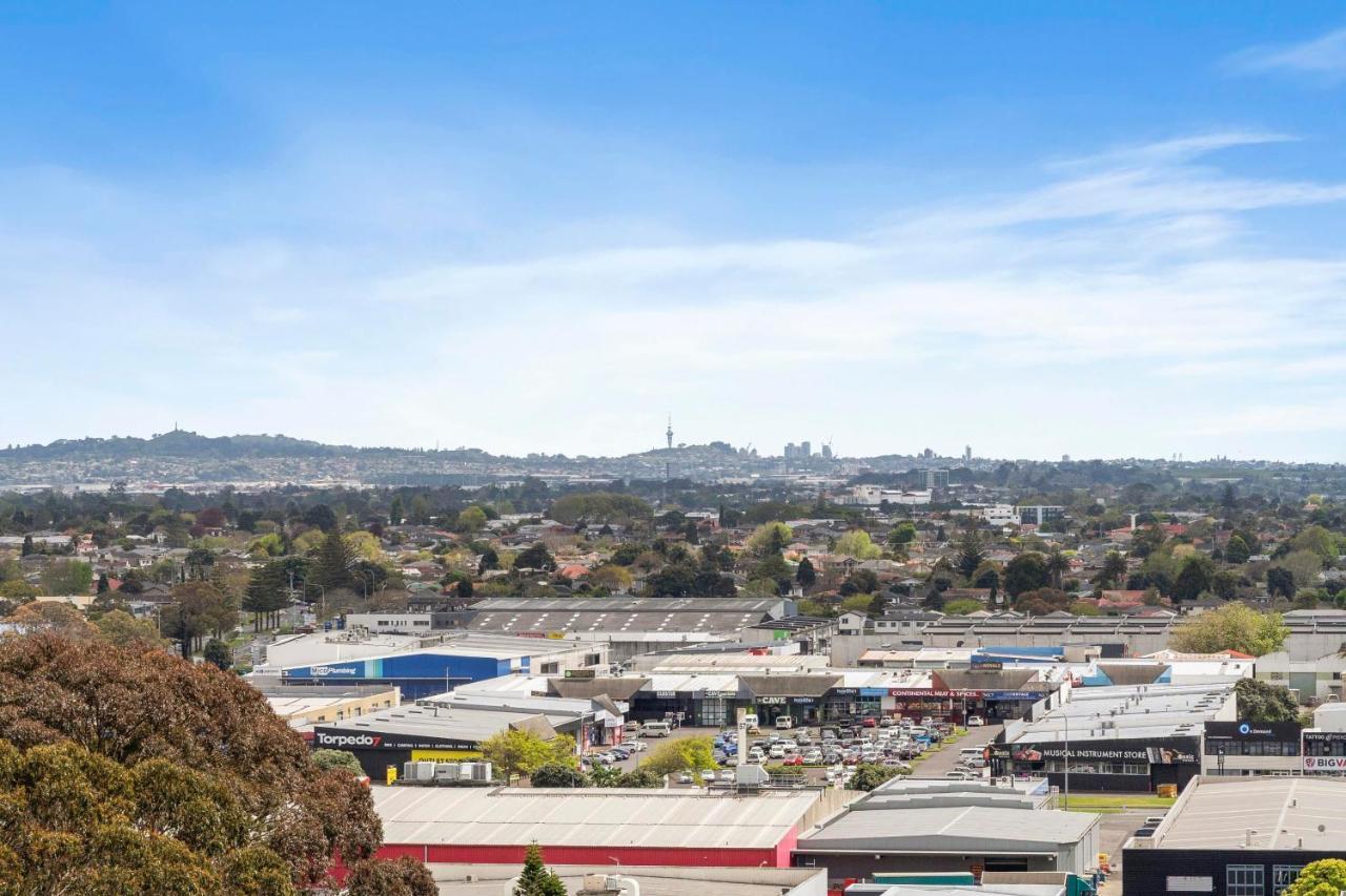 Manukau *
