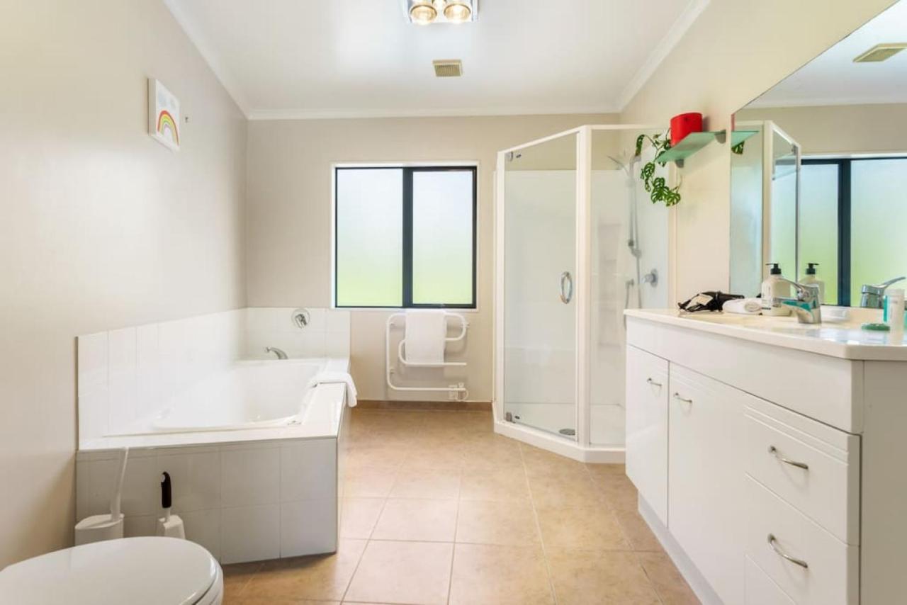Holiday home Ultimate 5-bedroom Rural Poolside Oasis - Auckland