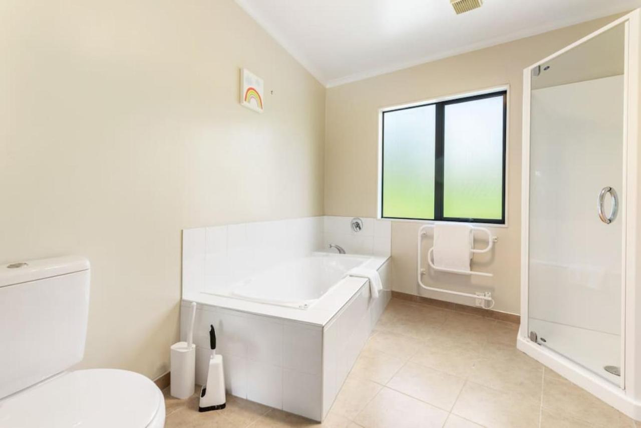 Holiday home Ultimate 5-bedroom Rural Poolside Oasis -