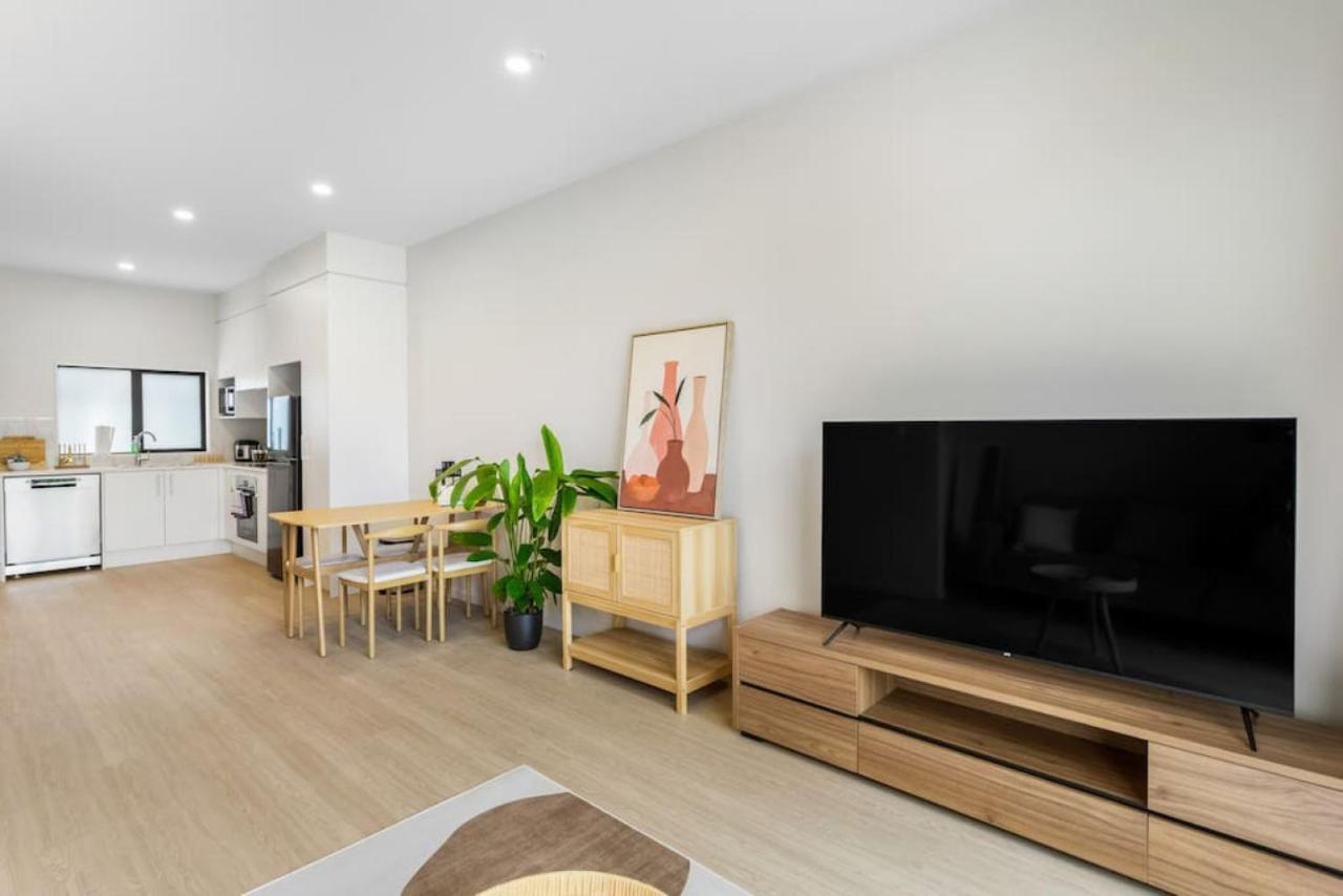 Urban Glow Townhouse With Parking * Auckland