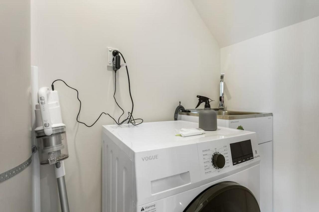 Urban Glow Townhouse With Parking * Auckland