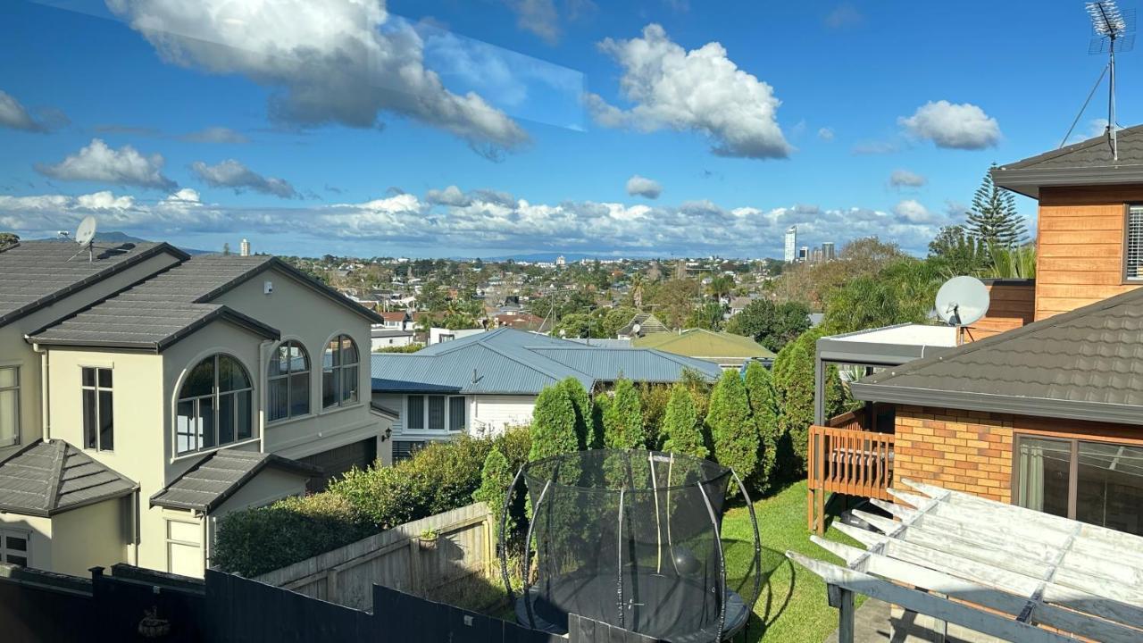 123b Forresthill Rd * Auckland