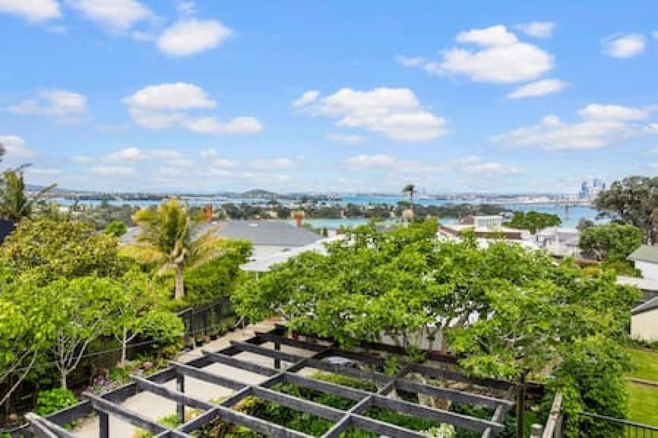 Coastal Getaway With Seaview And Deck Auckland