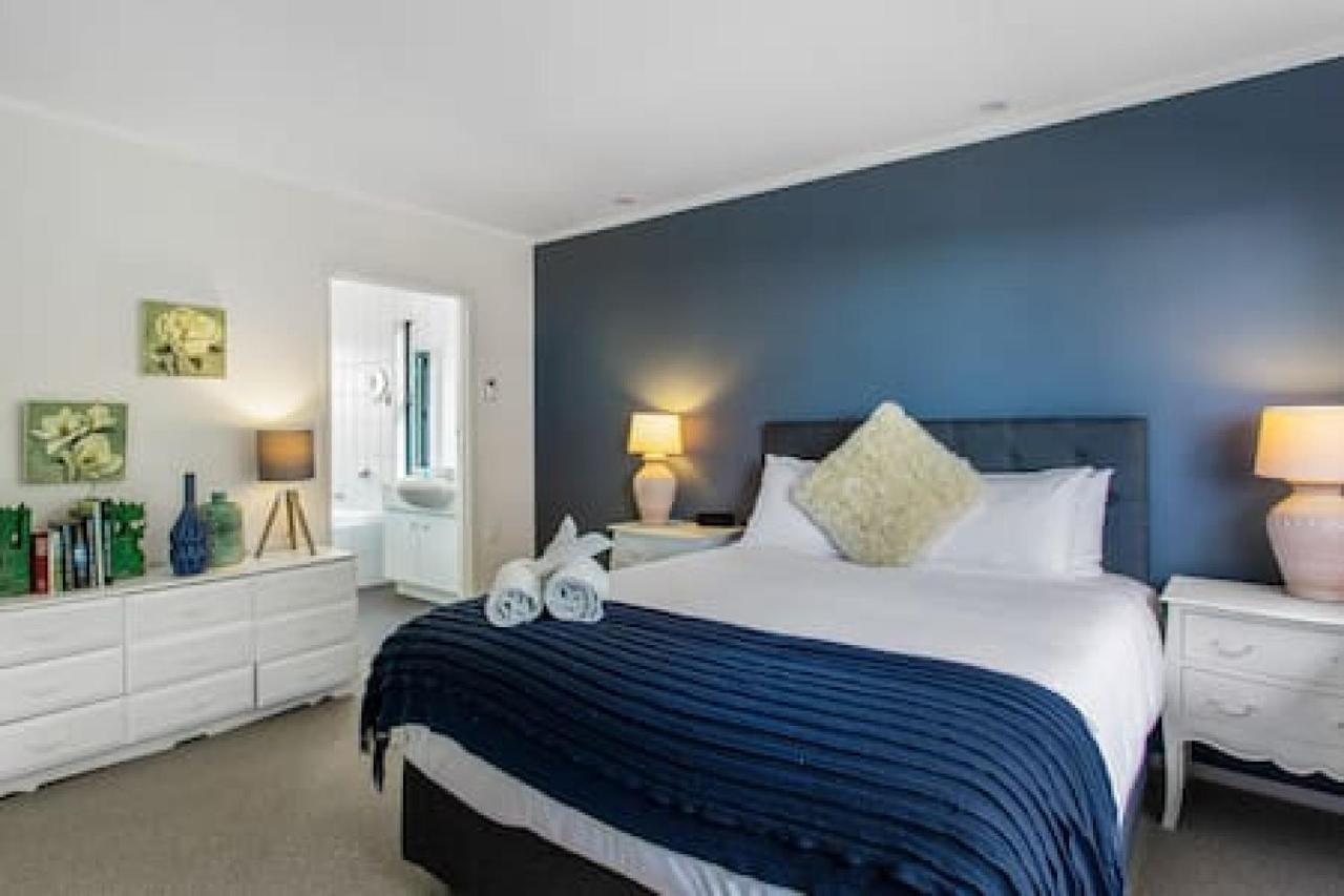 Coastal Getaway With Seaview And Deck