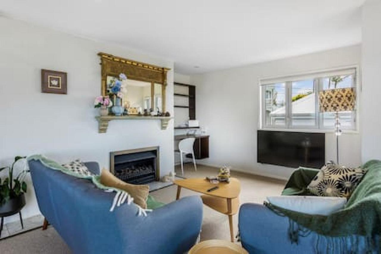 Coastal Getaway With Seaview And Deck Holiday home Auckland