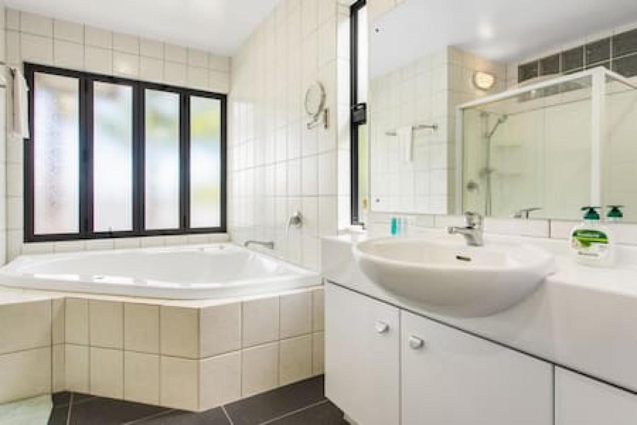Coastal Getaway With Seaview And Deck Auckland