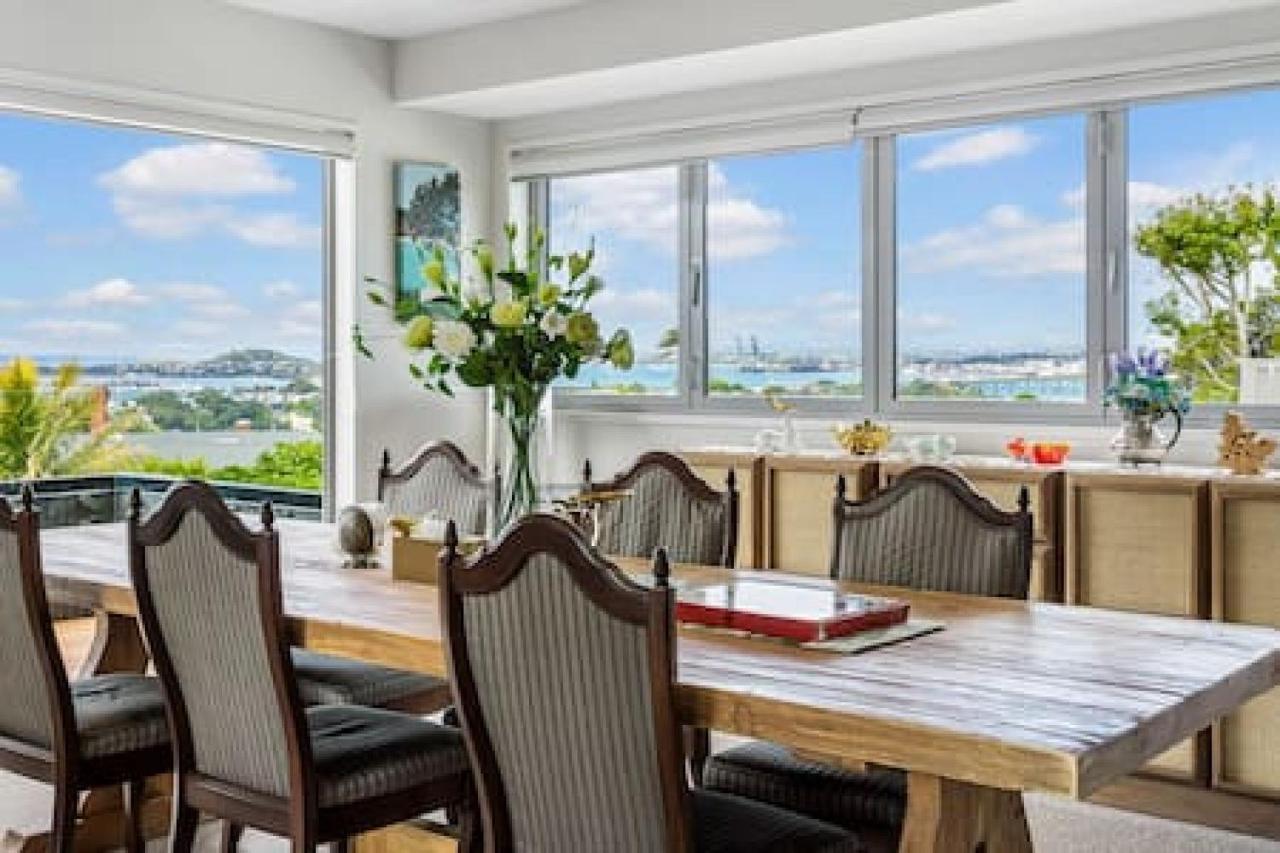 Coastal Getaway With Seaview And Deck Auckland