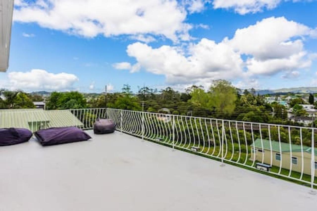 Apartment Sunny Side Getaway With Views And Deck