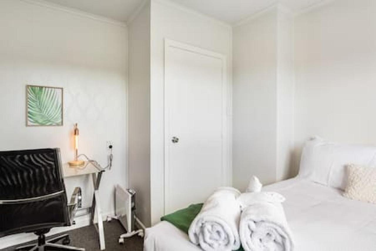 Apartment Sunny Side Getaway With Views And Deck *