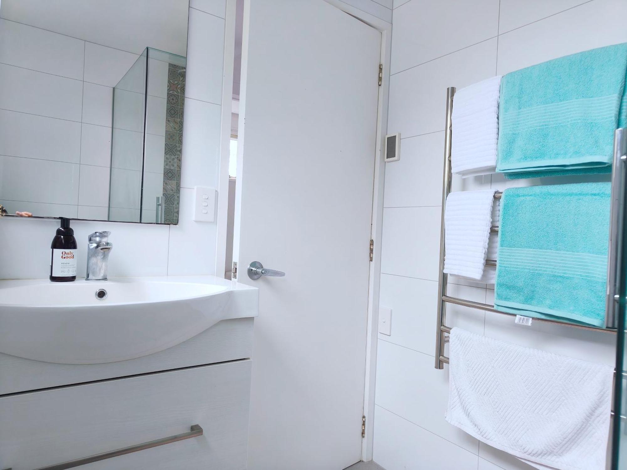 Hospedagem domiciliar Sunny Cosy With Private Bathroom In North Shore 201