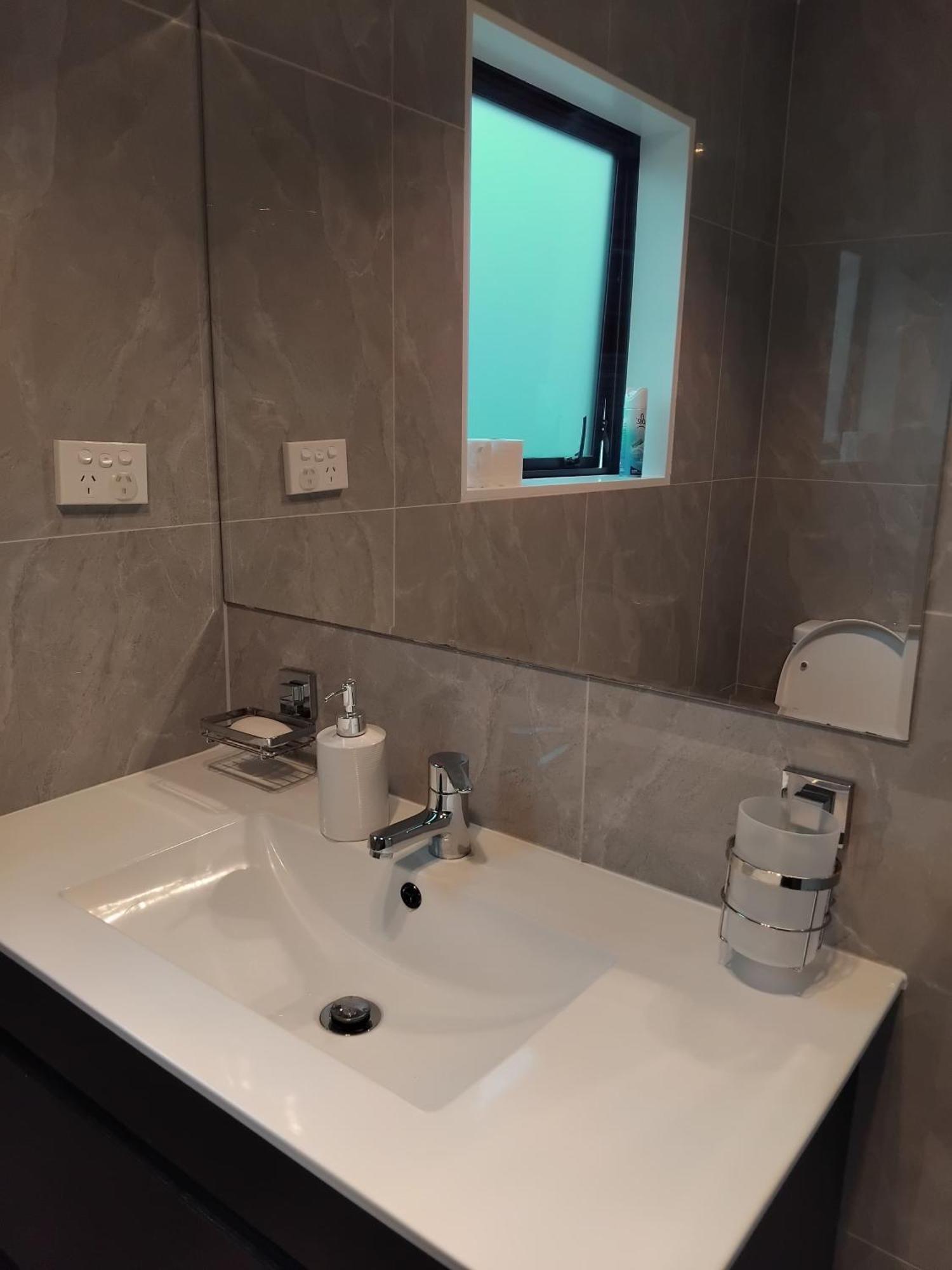 Homestay! Close To Airport, Bus & Train Station Hospedagem domiciliar *