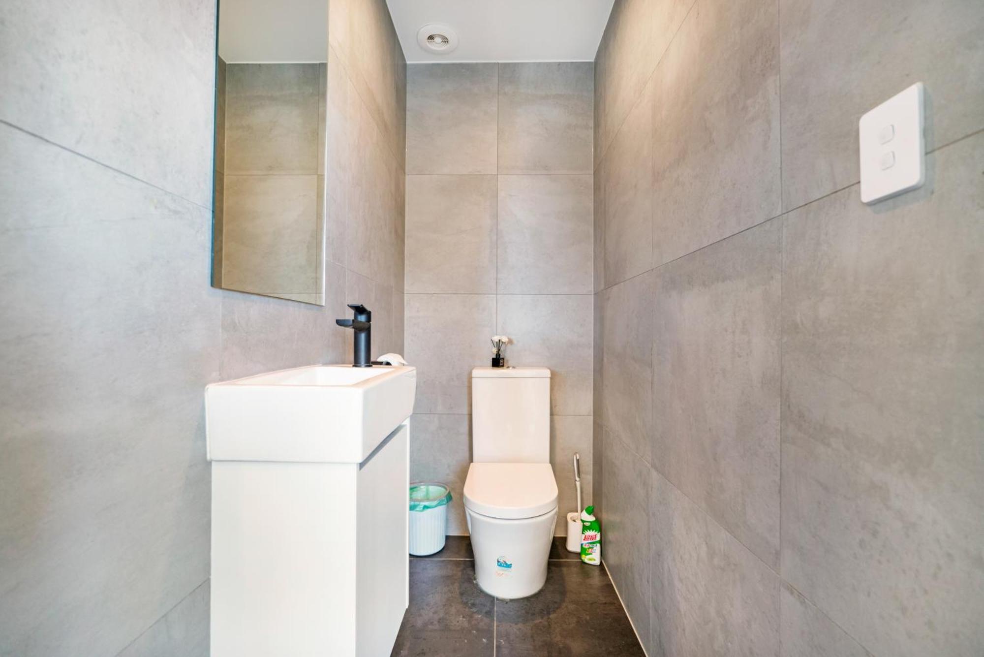 Your Away From Located Near Cbd Apartment *