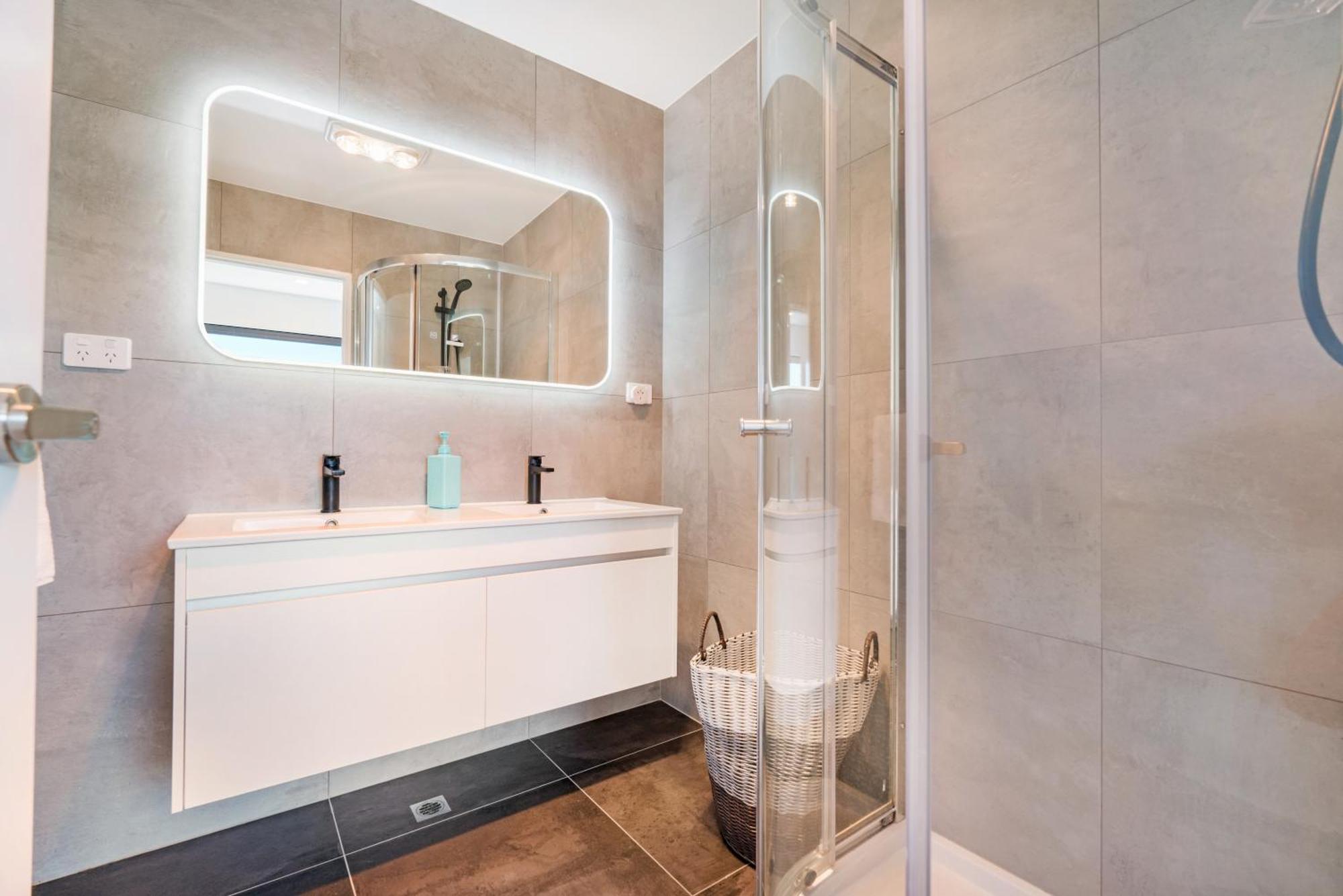 Your Away From Located Near Cbd * Auckland