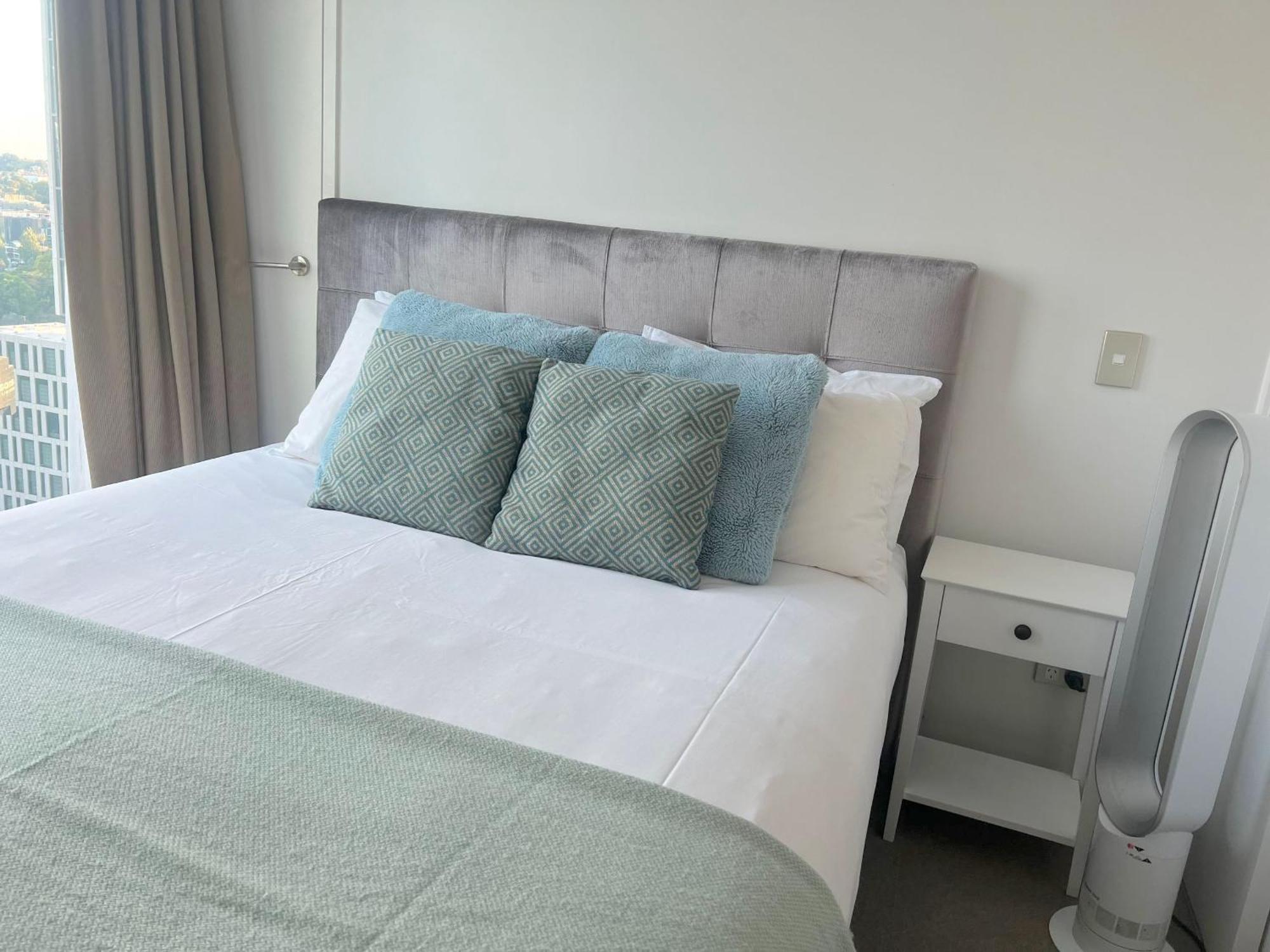 Magnificent Harbour View Skytower View In Cbd Apartment Auckland