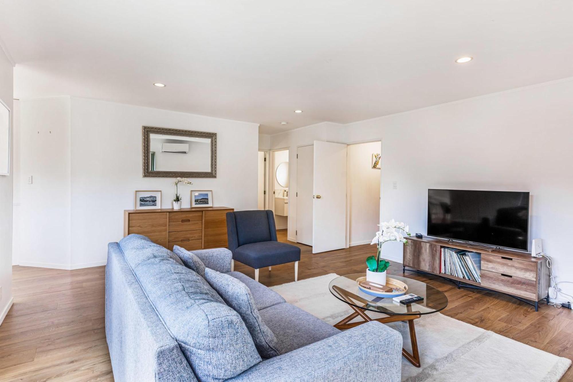 Private And Sunny 3-bedroom With Parking *