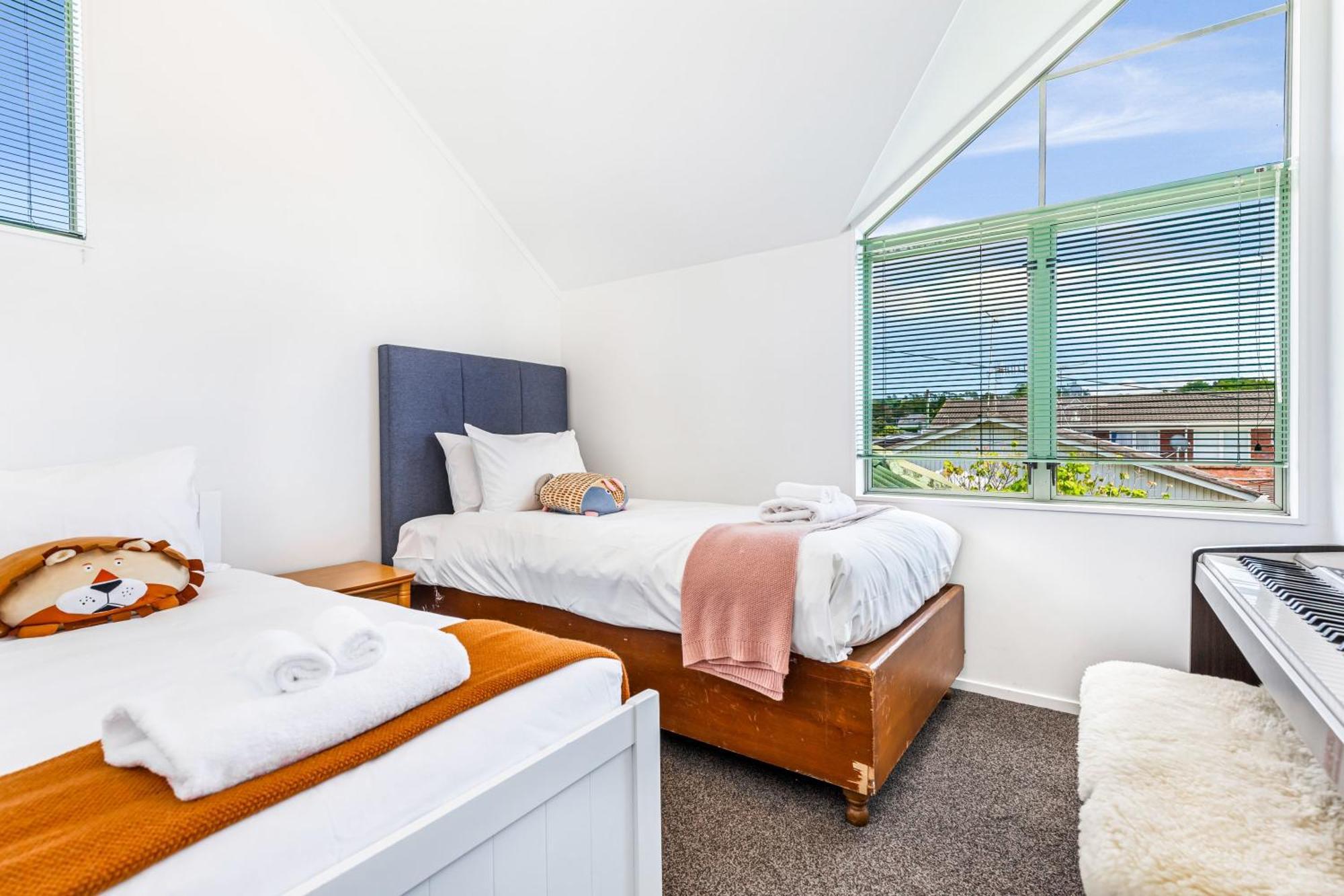 Private And Sunny 3-bedroom With Parking Holiday home Auckland