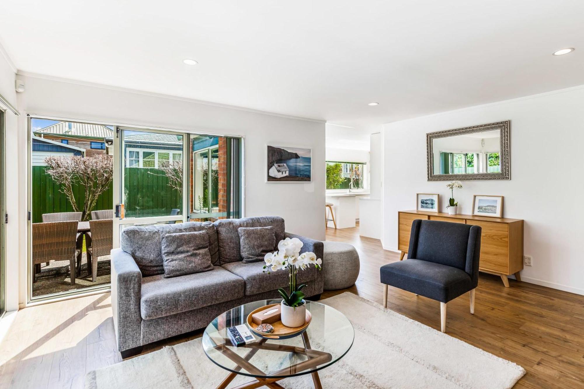 Private And Sunny 3-bedroom With Parking Holiday home Auckland