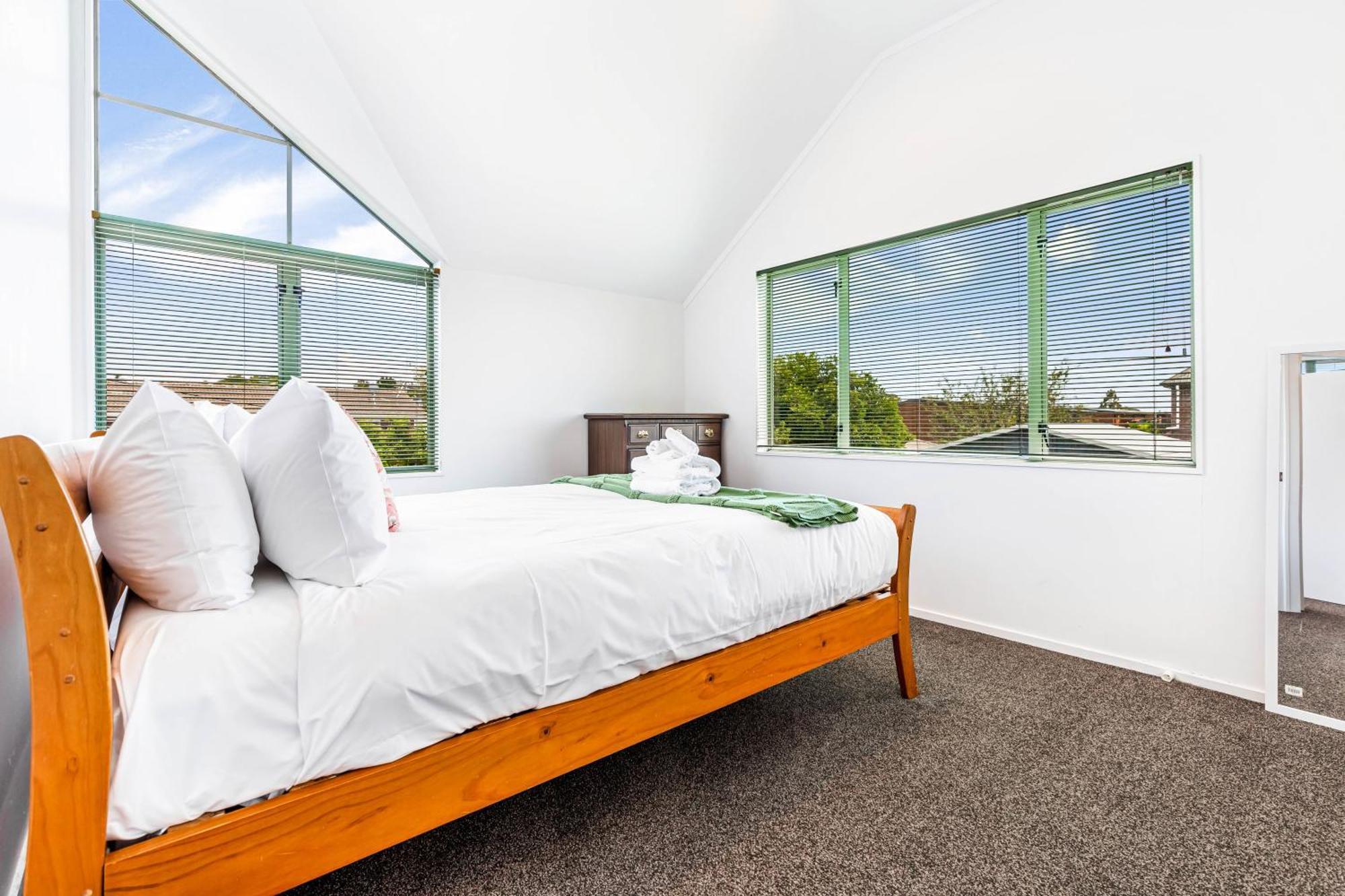 Private And Sunny 3-bedroom With Parking Auckland