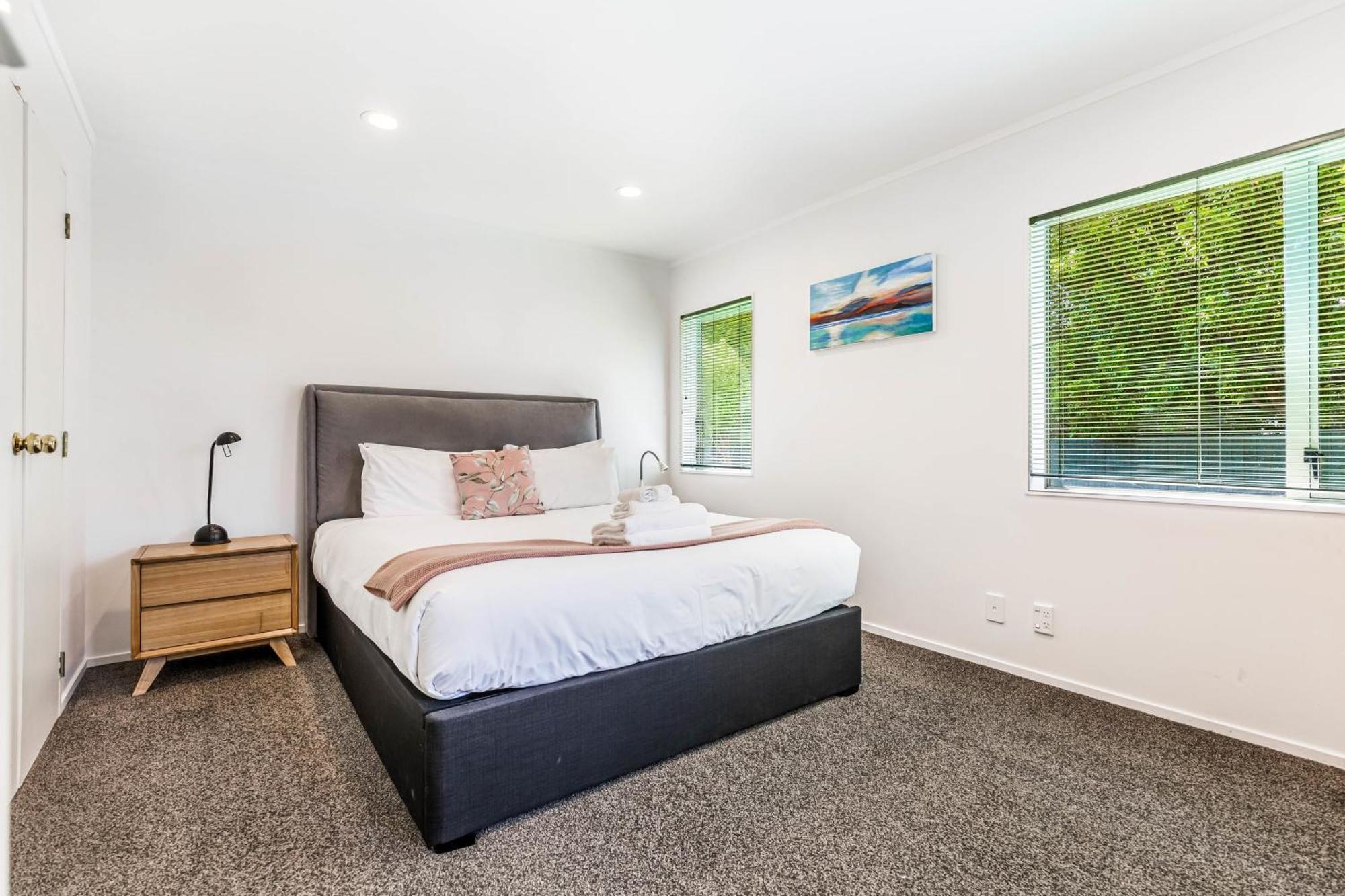 Private And Sunny 3-bedroom With Parking Holiday home *