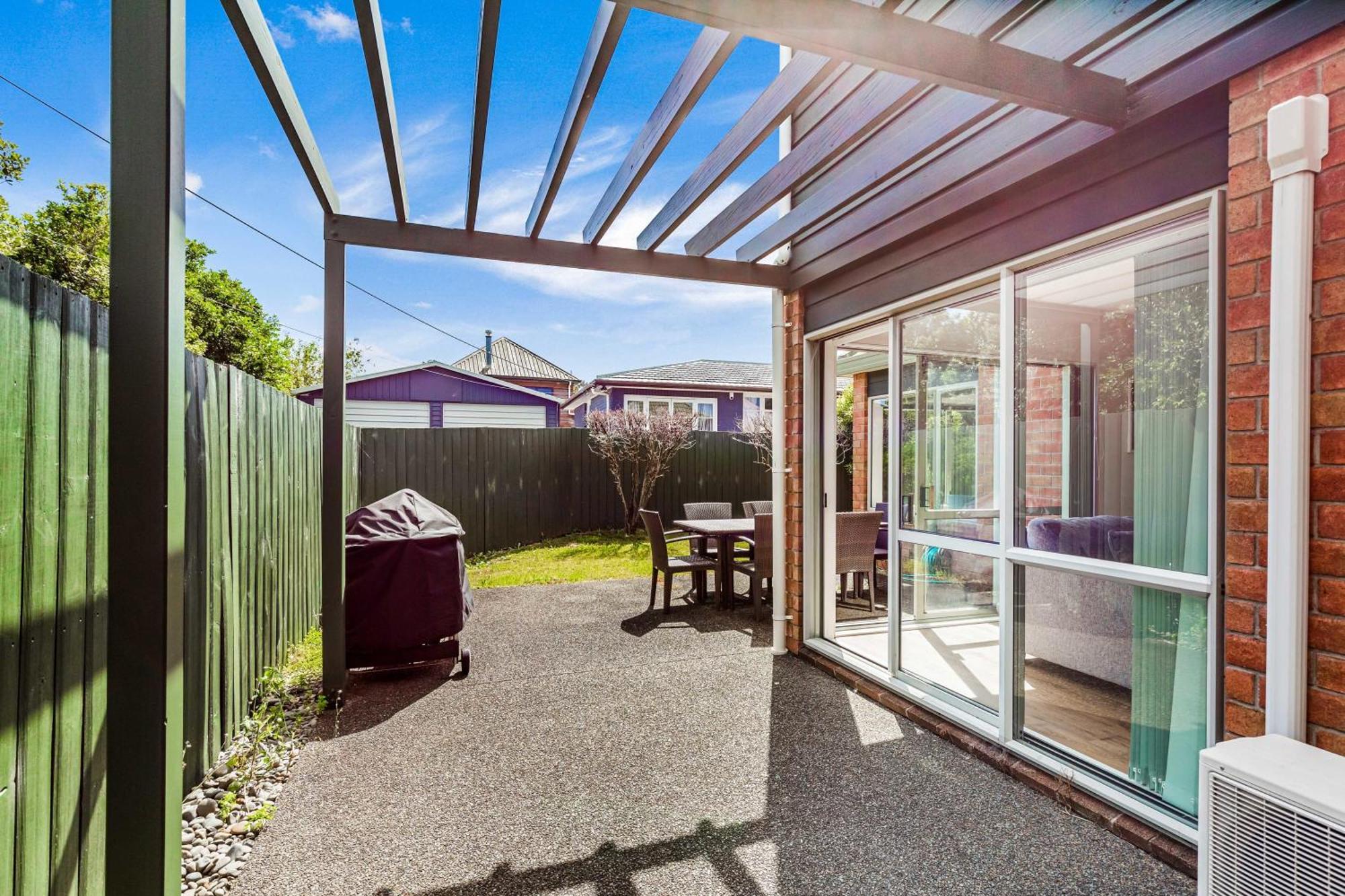 Private And Sunny 3-bedroom With Parking Auckland