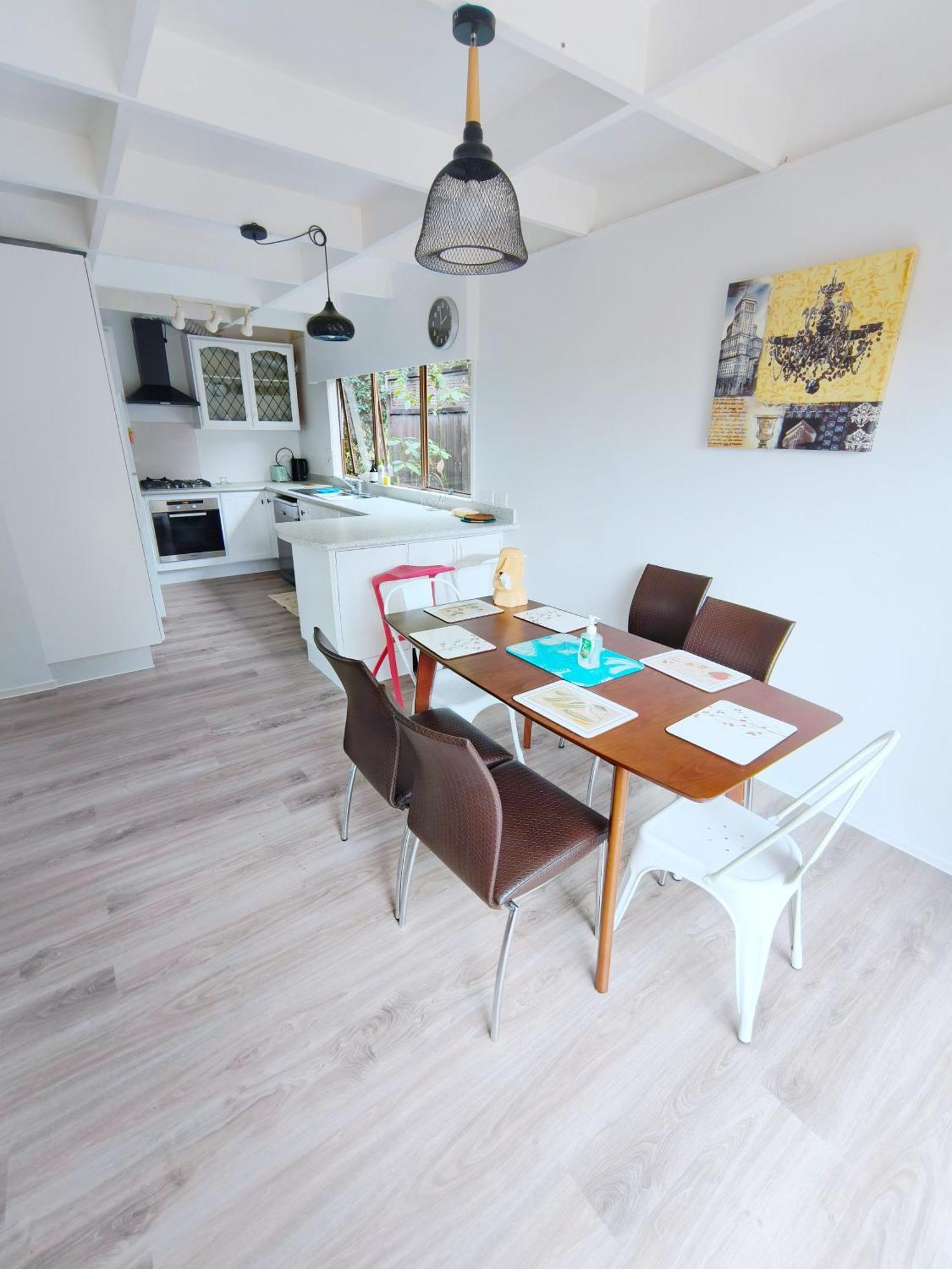 Hospedagem domiciliar Sunny Cosy With Private Bathroom In North Shore 201