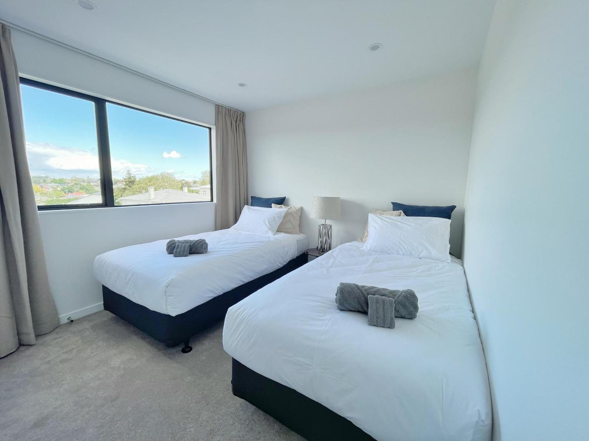 Modern French Retro Townhouse In Sandringham, Close To City, Heat Pumps, Netfilx Holiday home Auckland