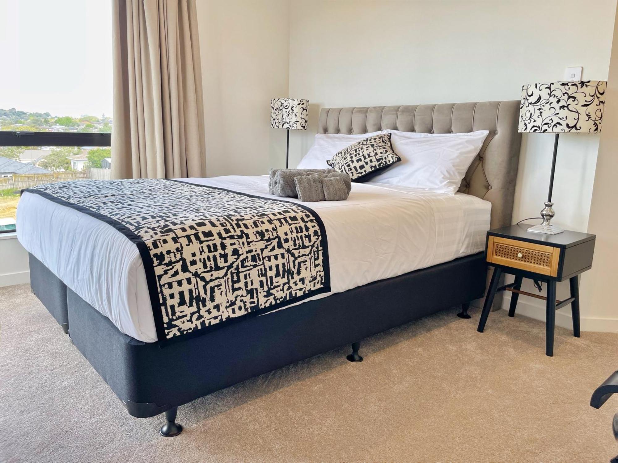 Modern French Retro Townhouse In Sandringham, Close To City, Heat Pumps, Netfilx Auckland