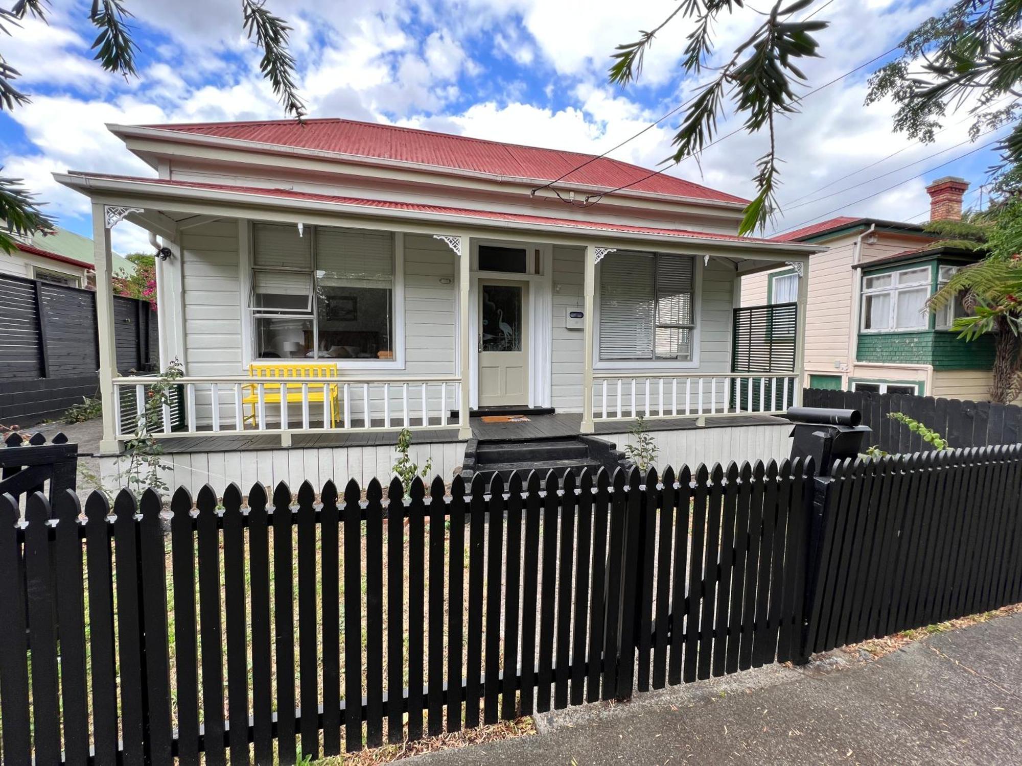 Eden Park House Homestay *