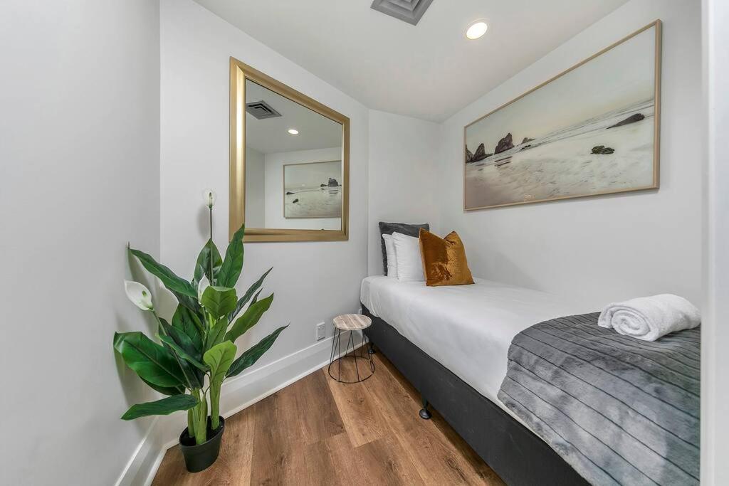 The Sunset Apartment *