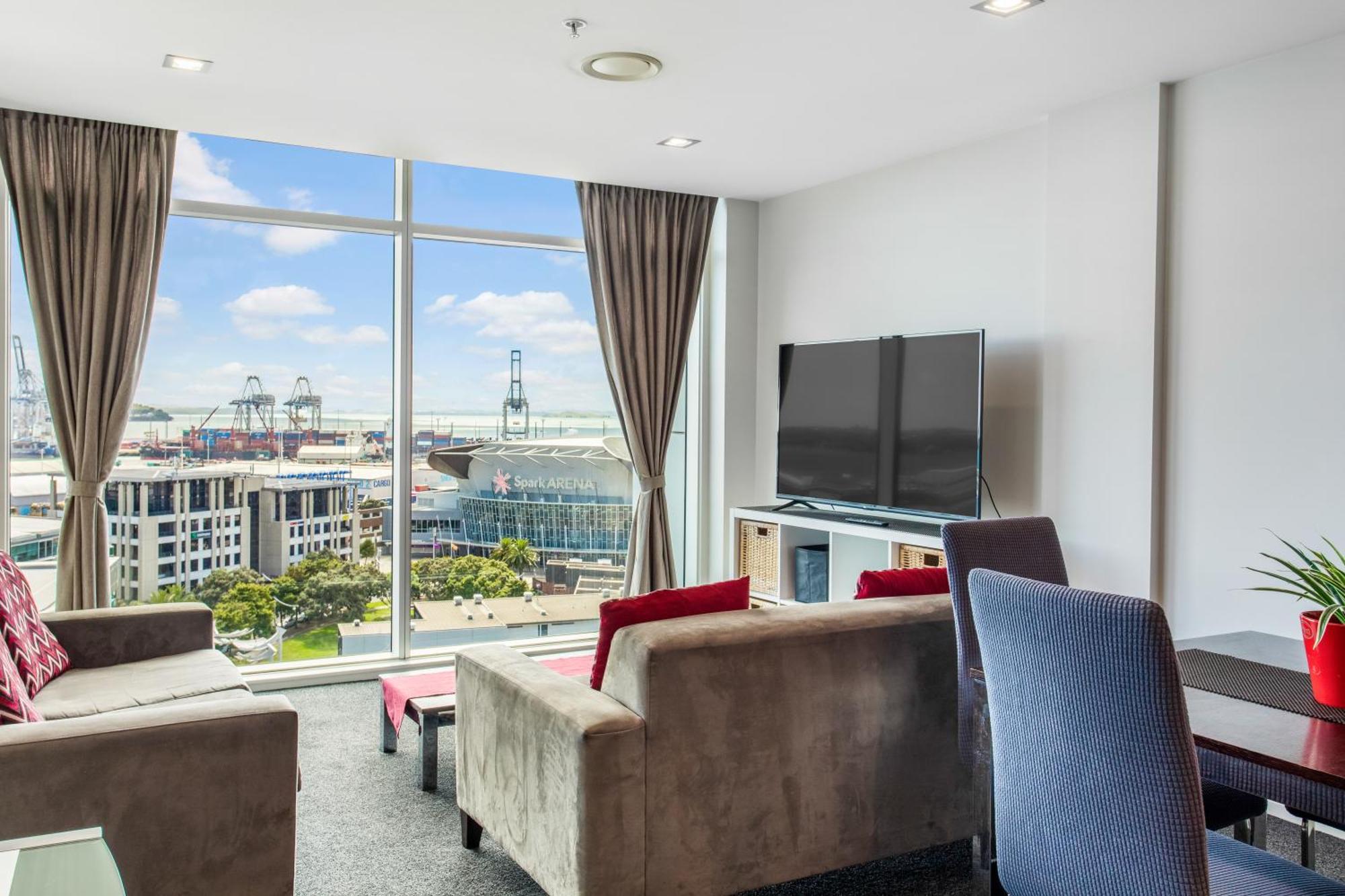 Urban Horizon With Sea Views And Pool Auckland
