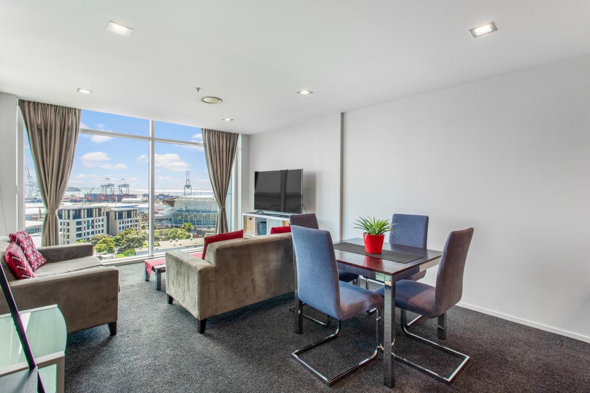 Urban Horizon With Sea Views And Pool * Auckland