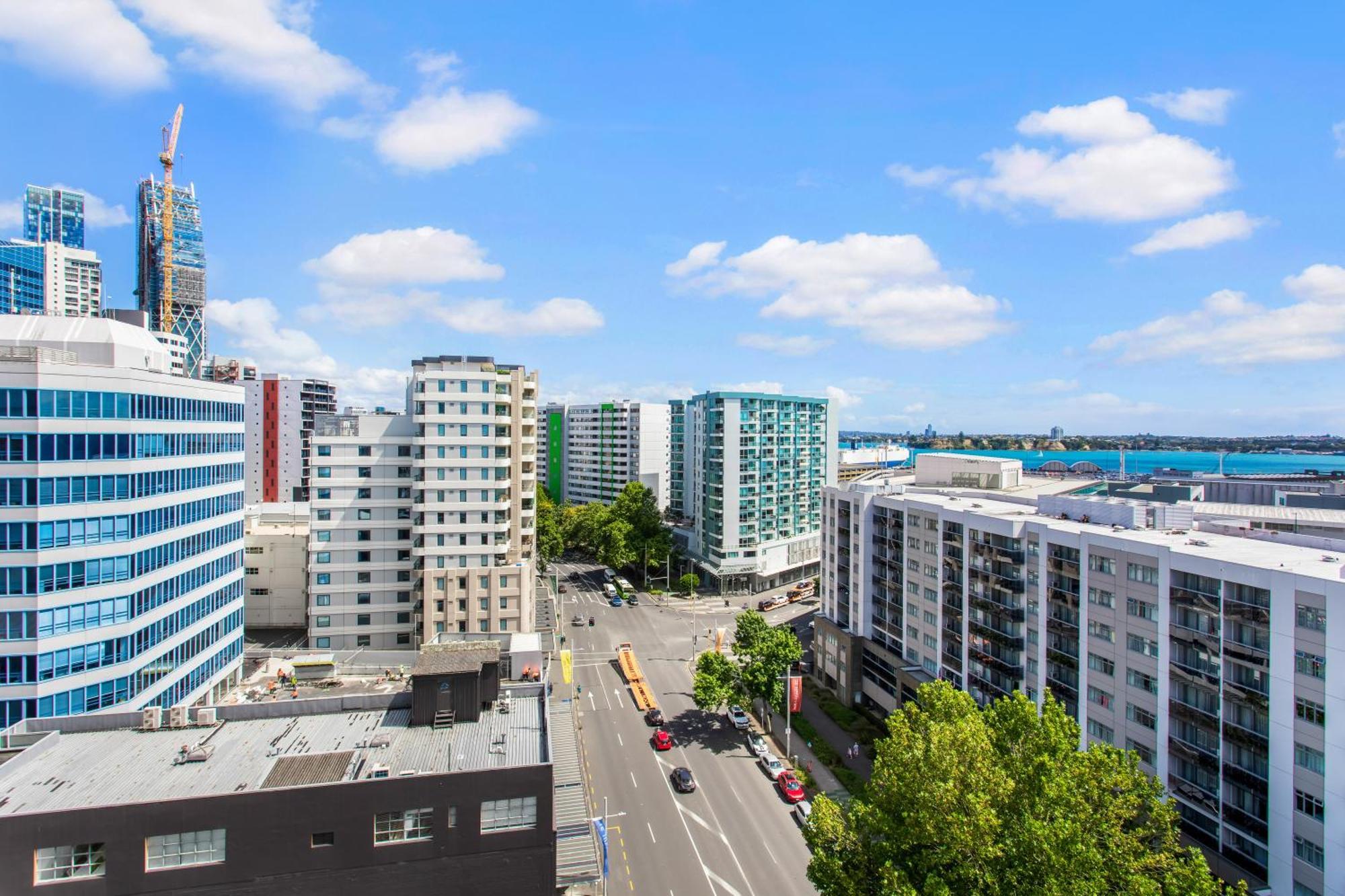 Urban Horizon With Sea Views And Pool Apartment Auckland