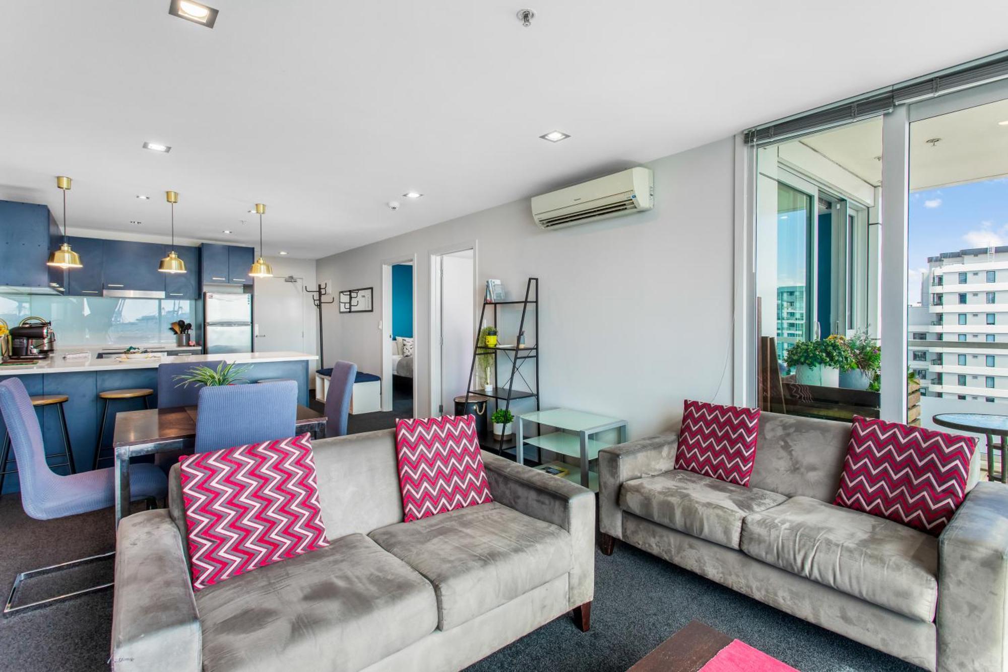 Urban Horizon With Sea Views And Pool Apartment Auckland