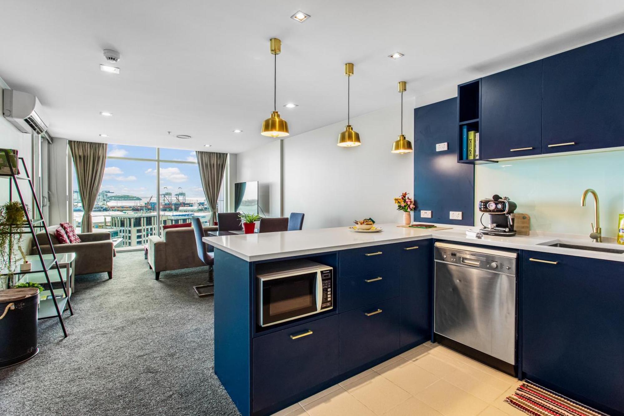 Urban Horizon With Sea Views And Pool Auckland