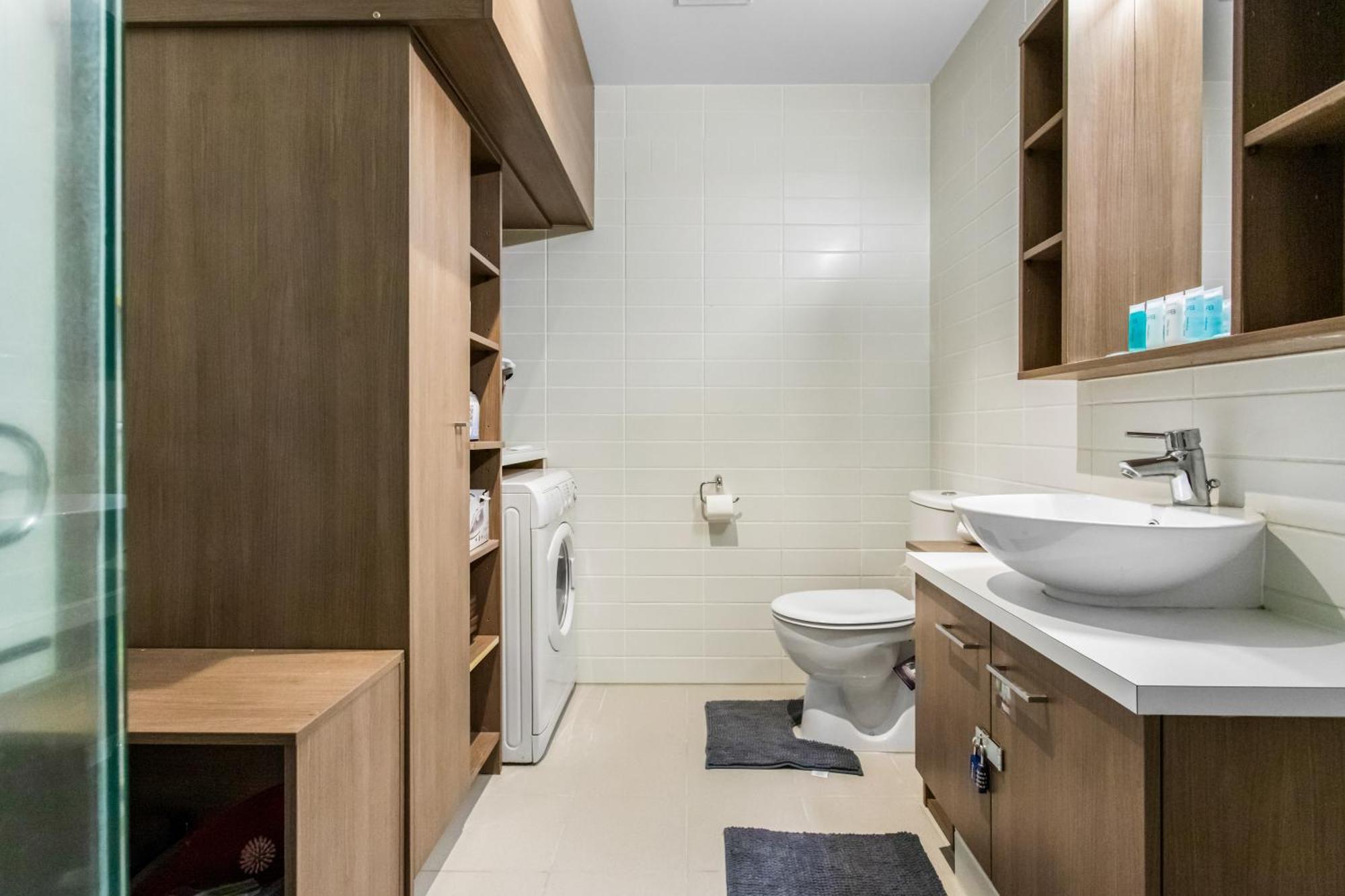 Urban Horizon With Sea Views And Pool Apartment Auckland
