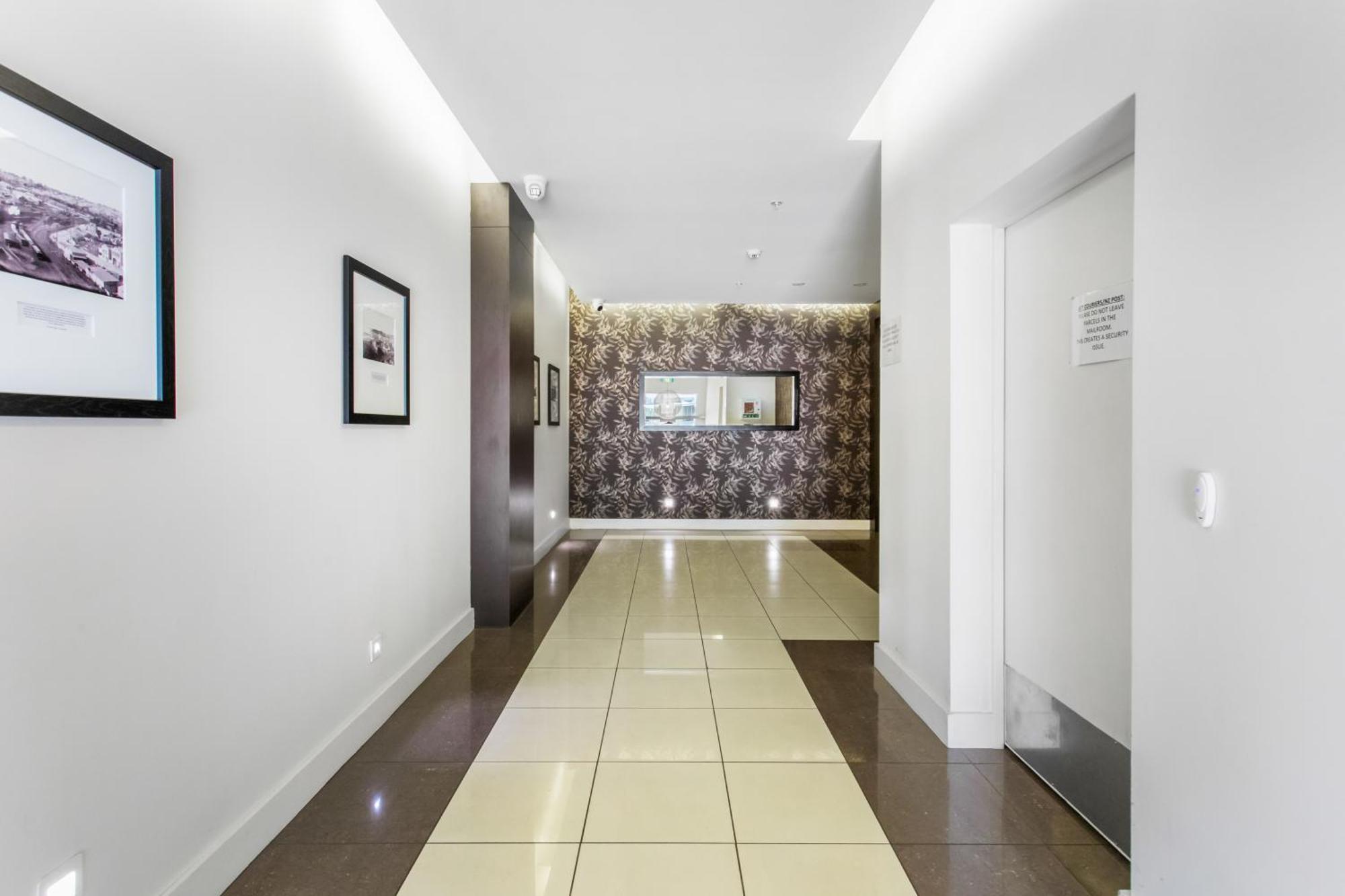 Urban Horizon With Sea Views And Pool * Auckland