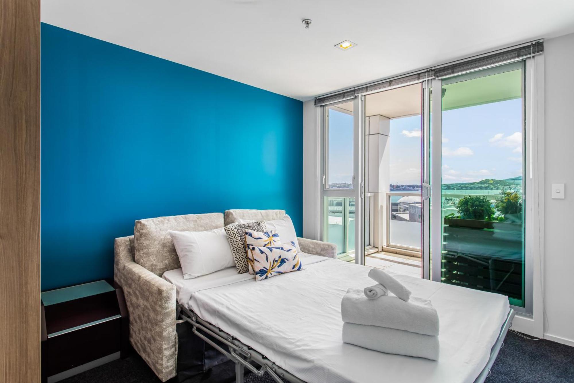 Urban Horizon With Sea Views And Pool * Auckland