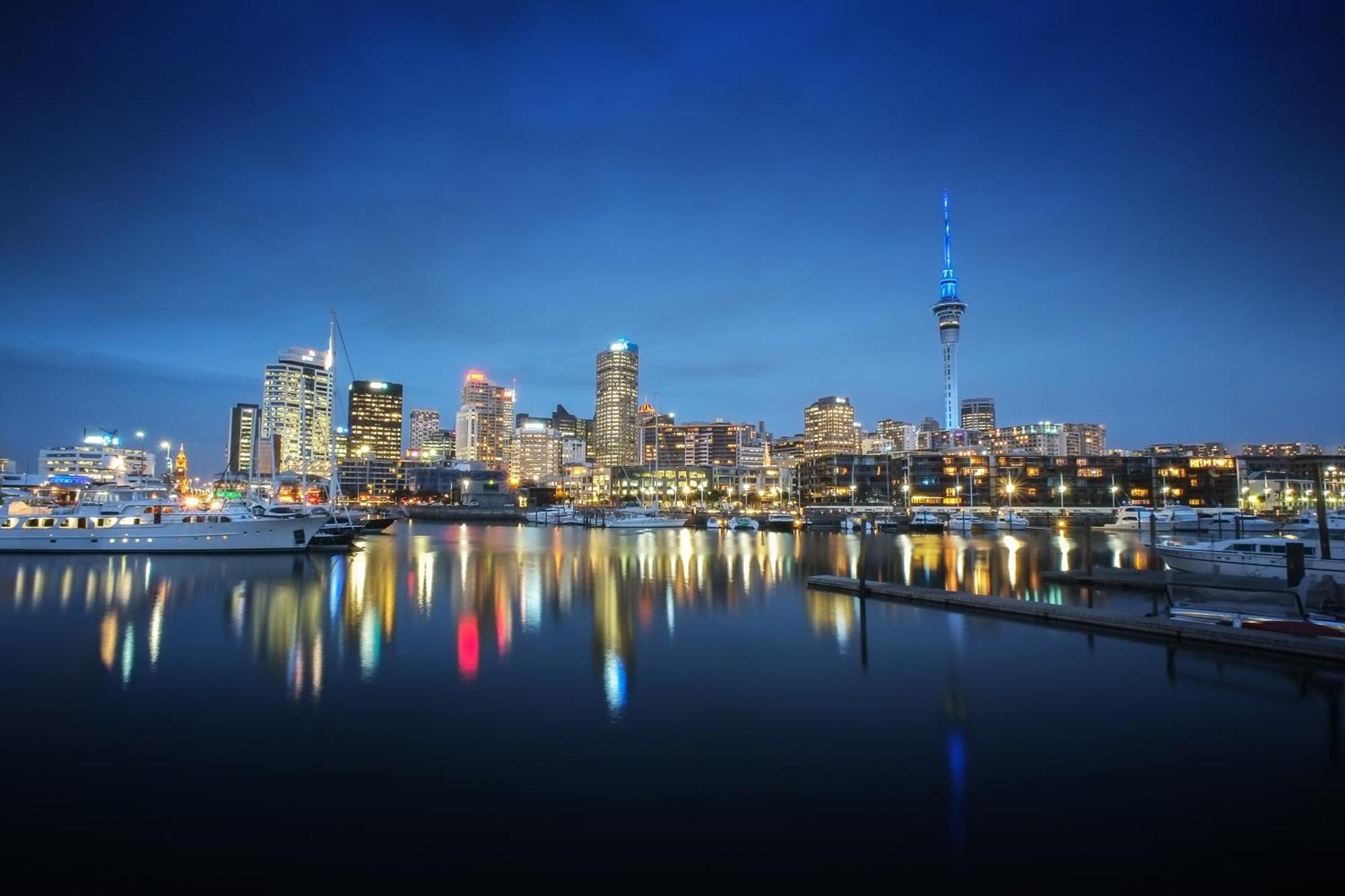 Sophisticated Spacious W Stunning Harbour View Apartment