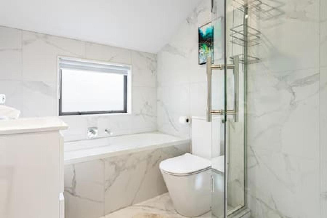 Grand Retreat With Spa, Sauna & Parking Holiday home Auckland