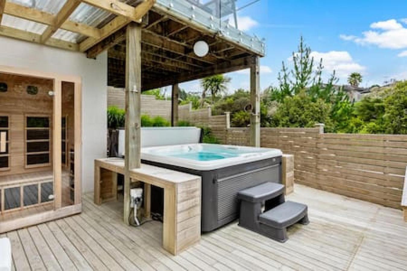 Grand Retreat With Spa, Sauna & Parking Holiday home Auckland