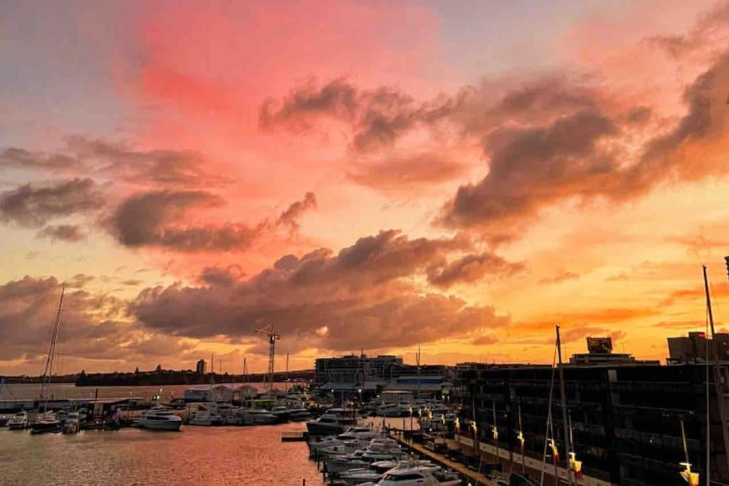 Waterfront With Sky Tower & Harbour View * Auckland