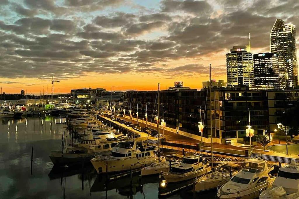 Waterfront With Sky Tower & Harbour View Apartment *