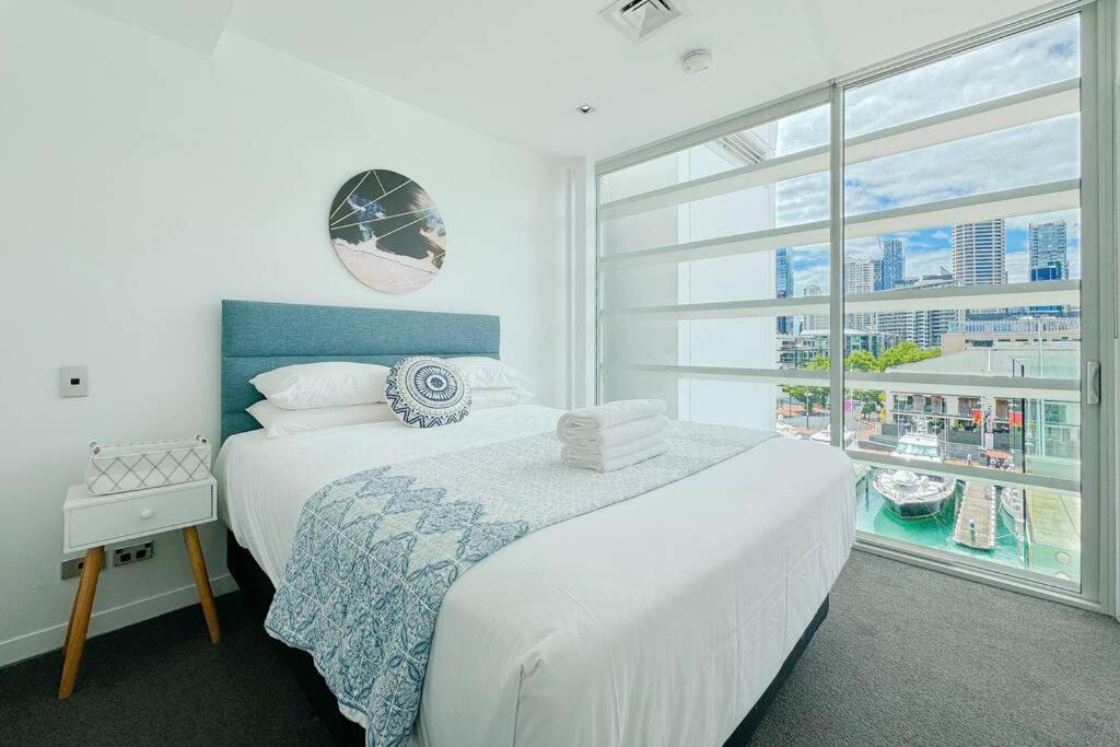 Waterfront With Sky Tower & Harbour View Apartment