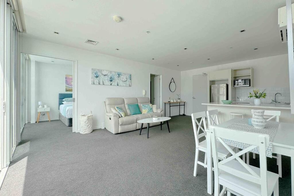Waterfront With Sky Tower & Harbour View Apartment *
