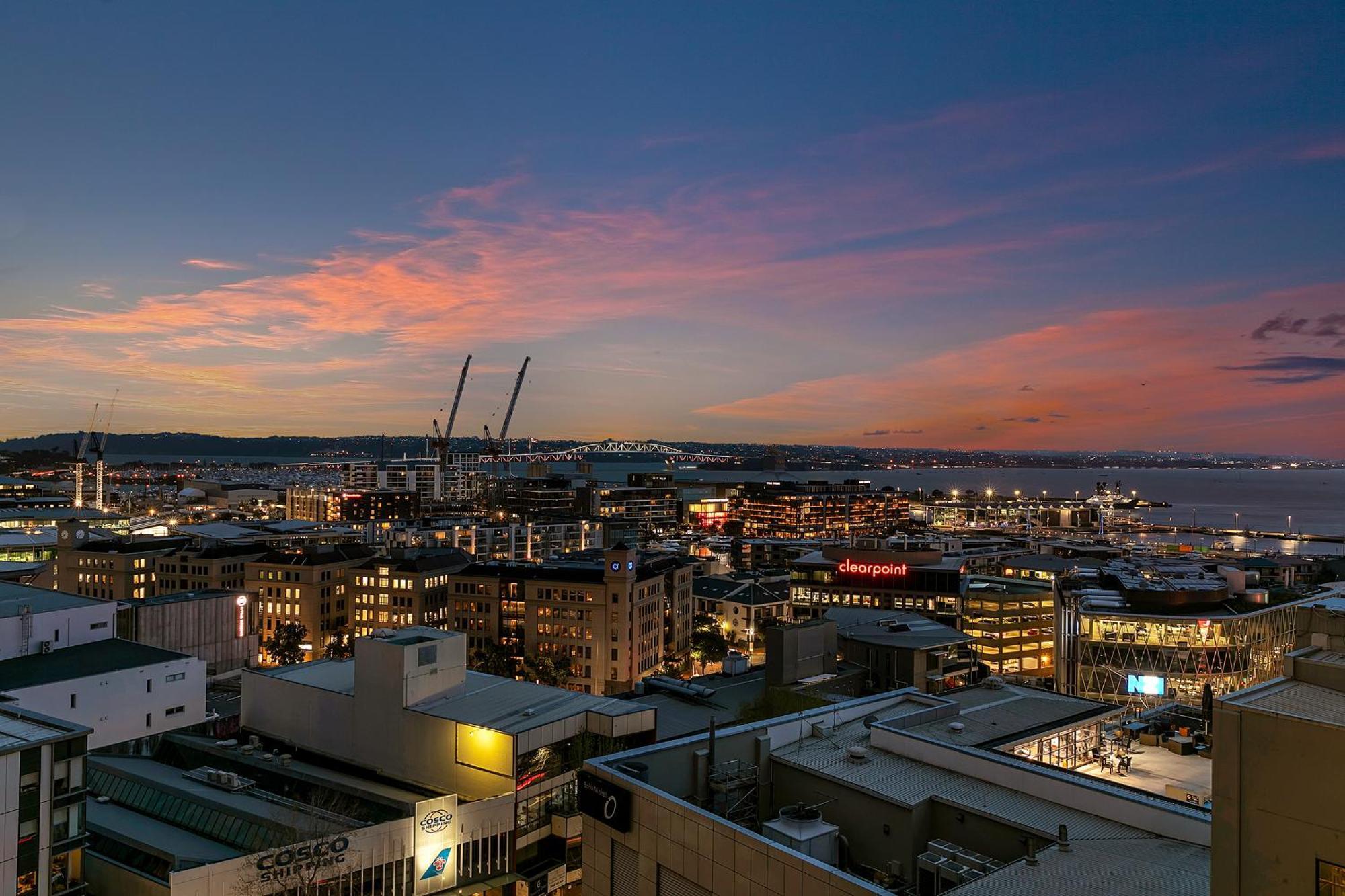 Royale Palace - Rooftop Pool &spa Auckland