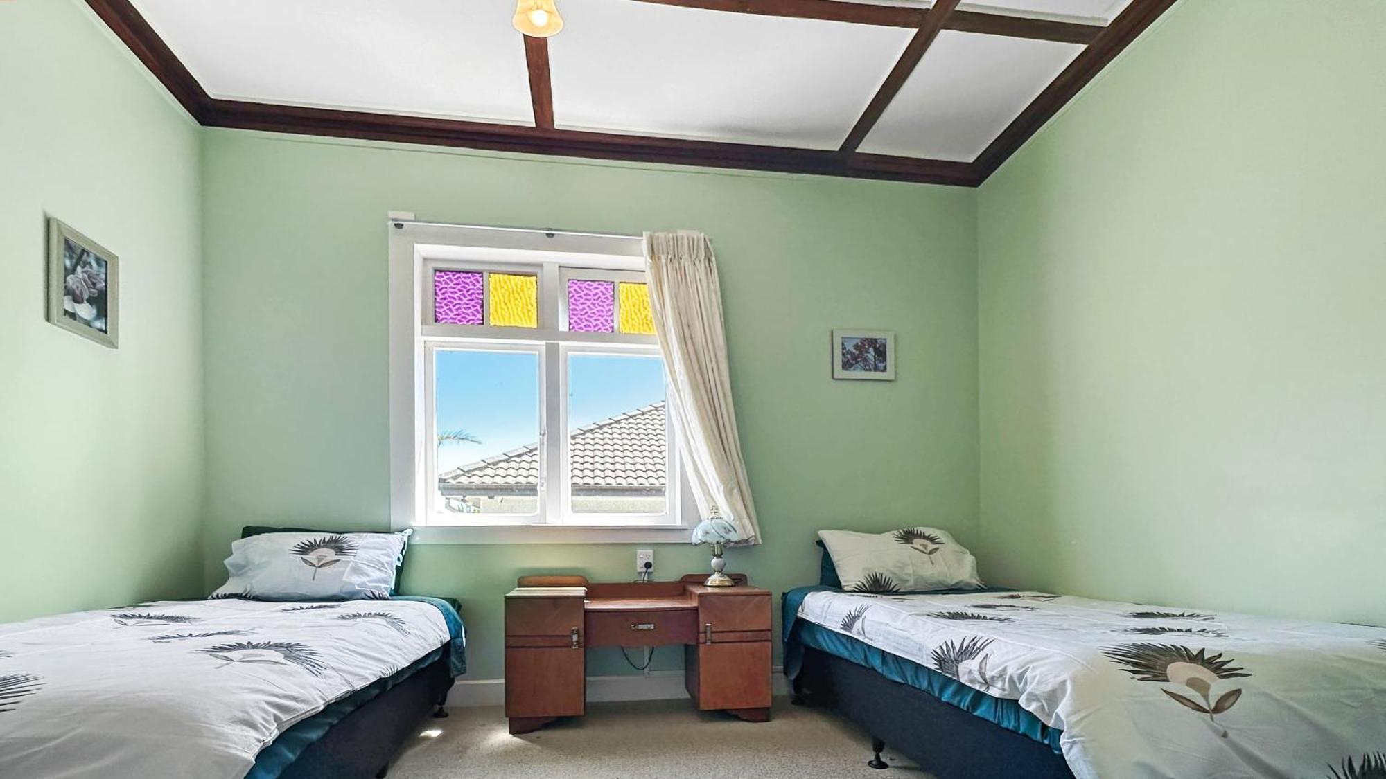 Villa Green Getaway- Unique, 4 Bedroom Bungalow Papakura *