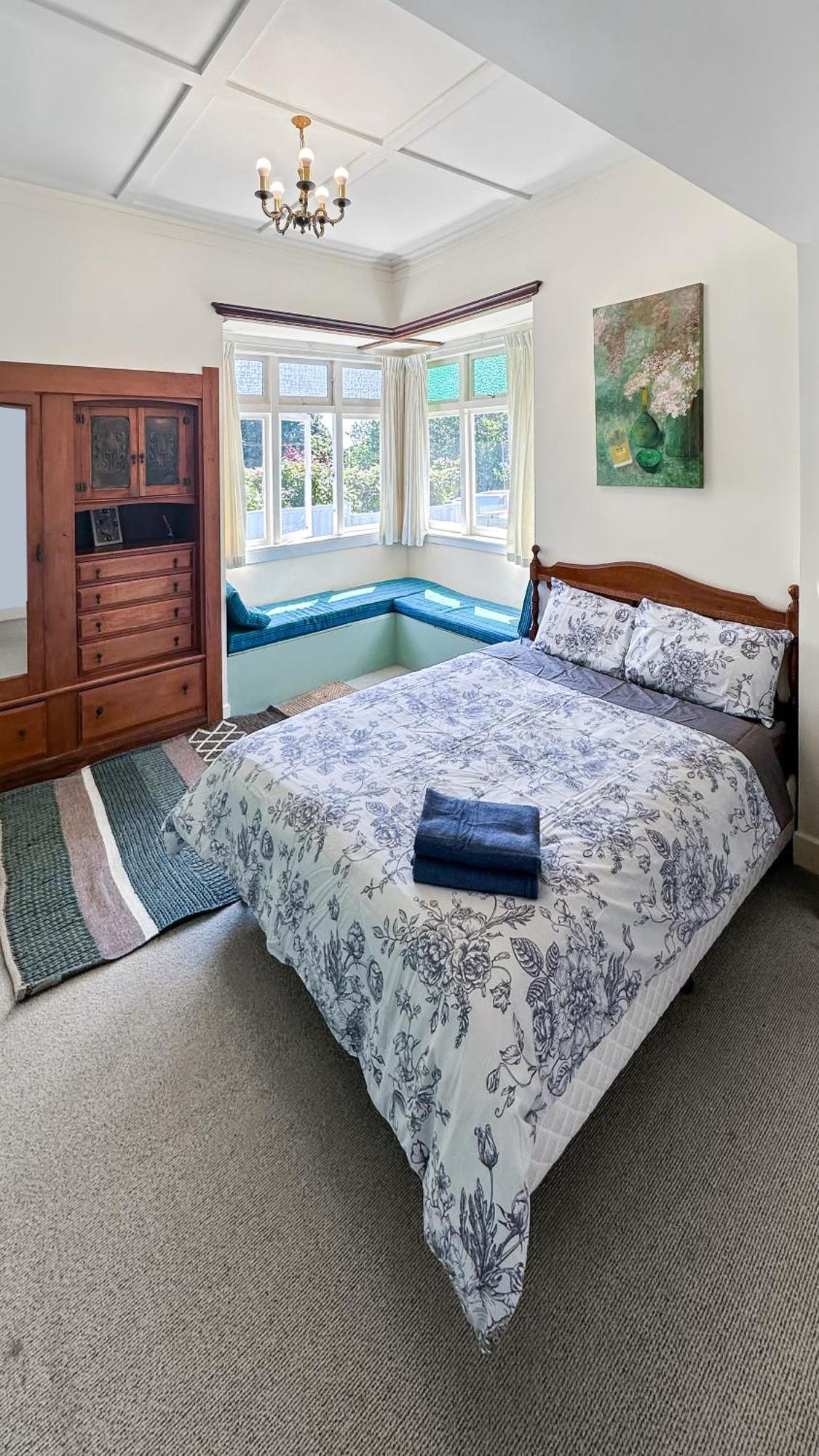 Green Getaway- Unique, 4 Bedroom Bungalow Papakura *