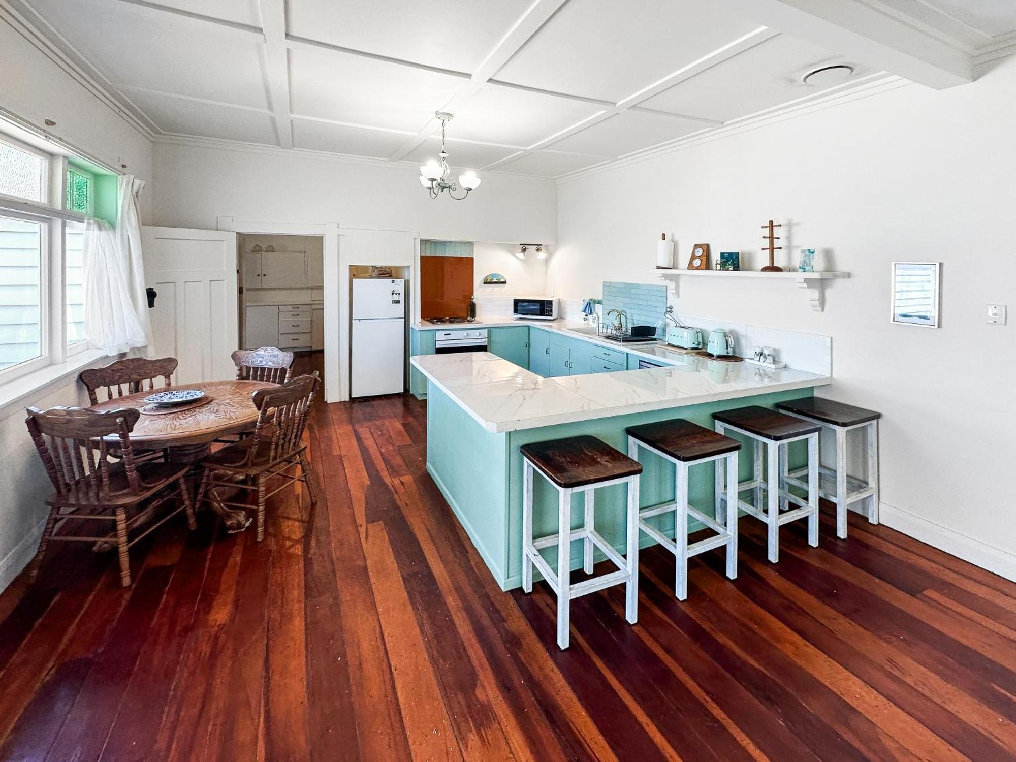 Green Getaway- Unique, 4 Bedroom Bungalow Papakura Pousada