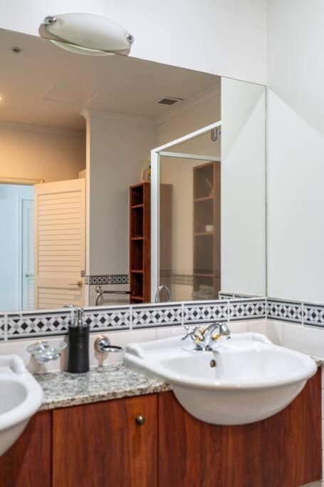 Spacious Penthouse With Spectacular Harbour Views! Auckland