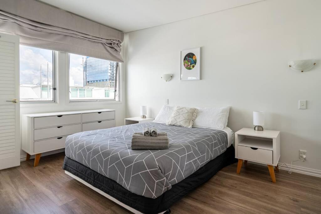 Spacious Penthouse With Spectacular Harbour Views! *